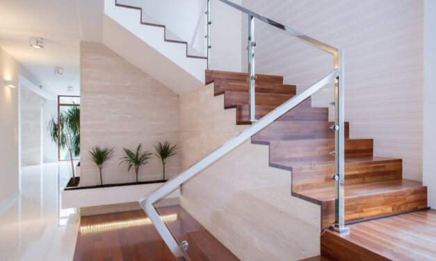 Main courante d&rsquo;escalier : tout savoir sur les matériaux et les coûts